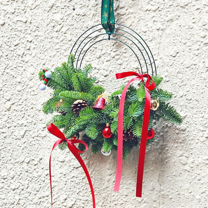 หรีดคริสต์มาส จัดครึ่งวงกลม จากสนนำเข้า สายพันธุ์ โนเบิล พร้อมประดับตกแต่ง