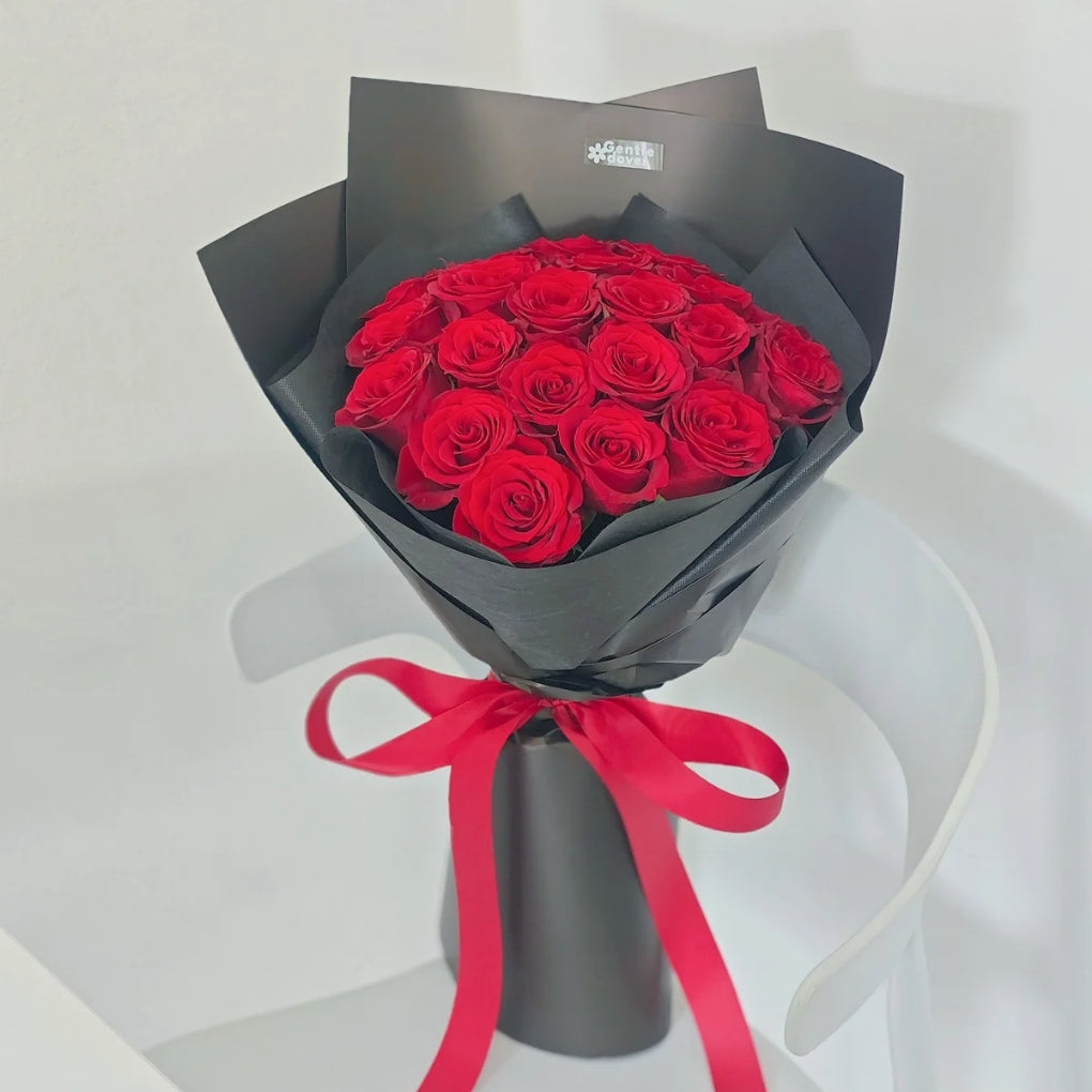 ช่อดอกกุหลาบนำเข้า สีแดง 20 ดอก ห่อกระดาษสีดำ