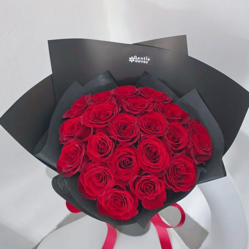 ช่อดอกกุหลาบนำเข้า สีแดง 20 ดอก ห่อกระดาษสีดำ