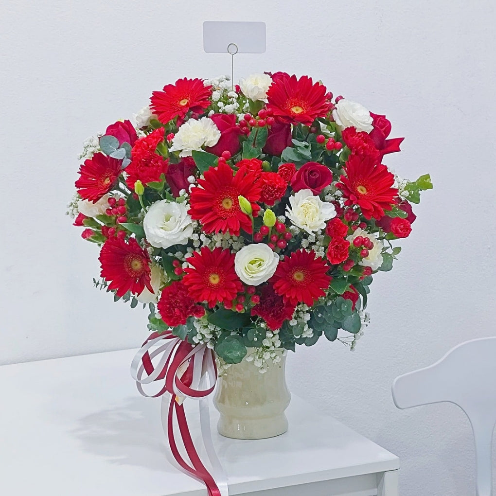 แจกันดอกไม้คละ ดอกไม้โทนสีแดง แจกันเซรามิก