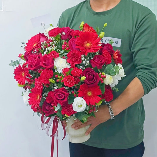 แจกันดอกไม้คละ ดอกไม้โทนสีแดง แจกันเซรามิก