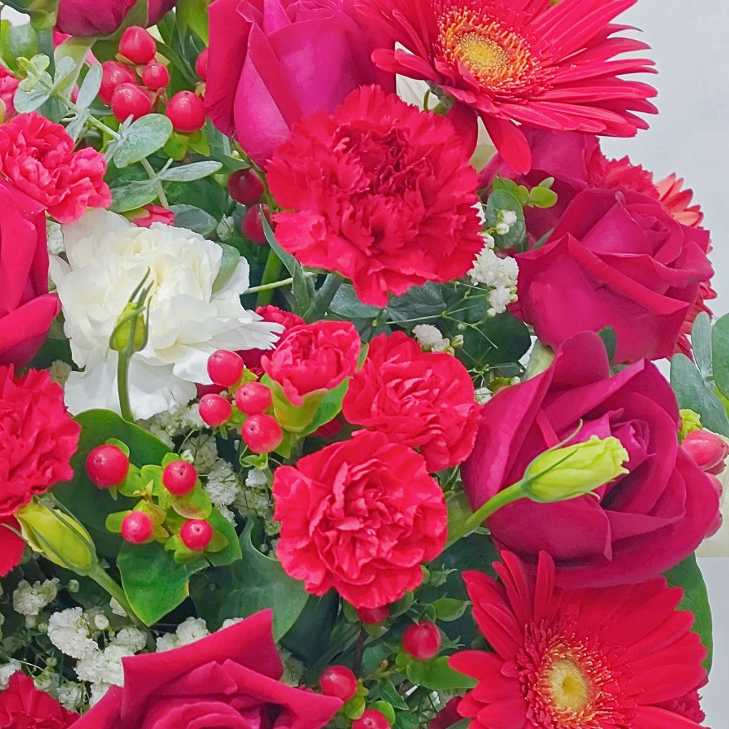 แจกันดอกไม้คละ ดอกไม้โทนสีแดง แจกันเซรามิก