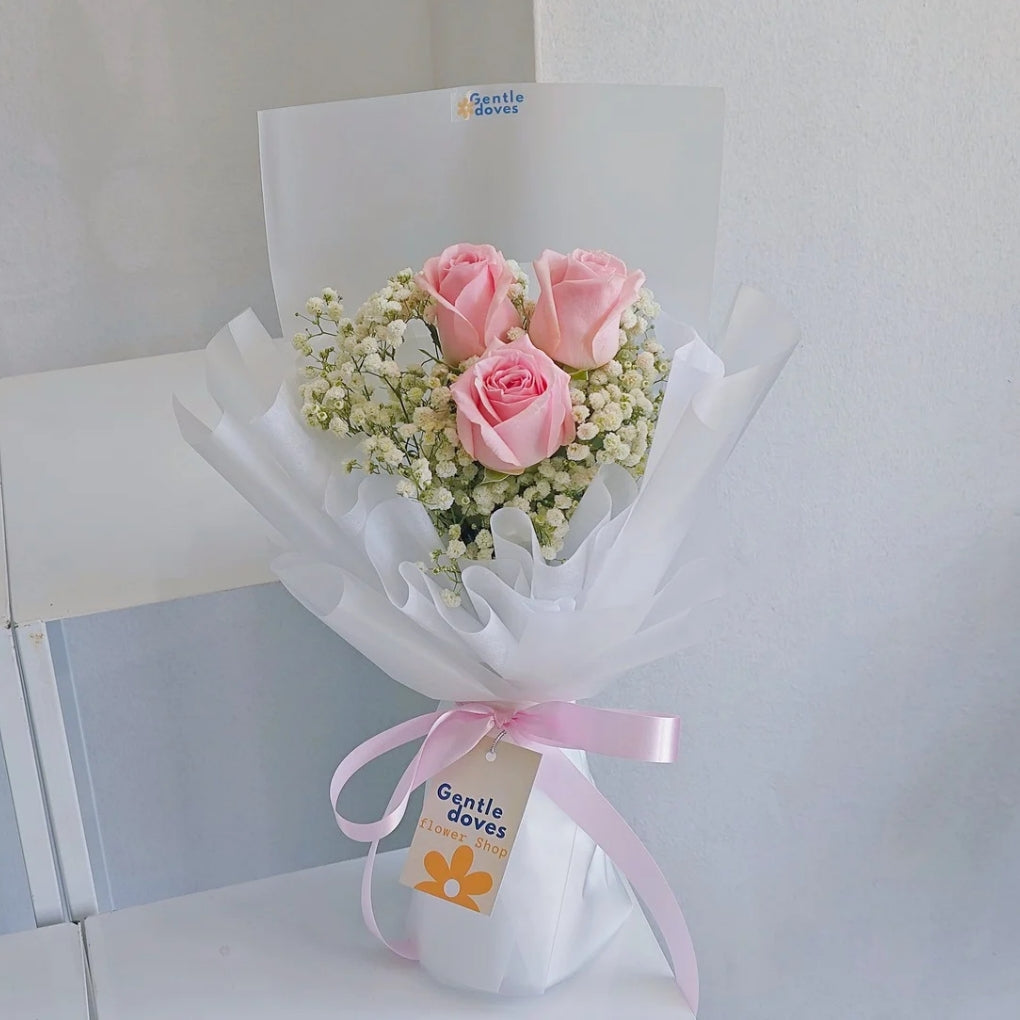 ช่อดอกกุหลาบ สีชมพูอ่อน 3 ดอก แซมยิปโซฟิลล่า ห่อกระดาษใสขุ่น