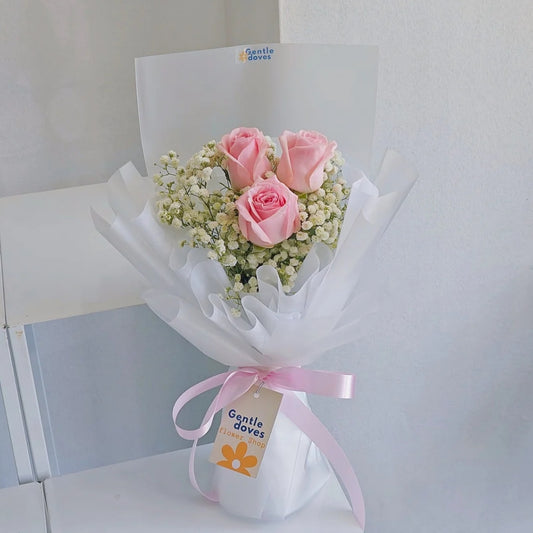 ช่อดอกกุหลาบ สีชมพูอ่อน 3 ดอก แซมยิปโซฟิลล่า ห่อกระดาษใสขุ่น