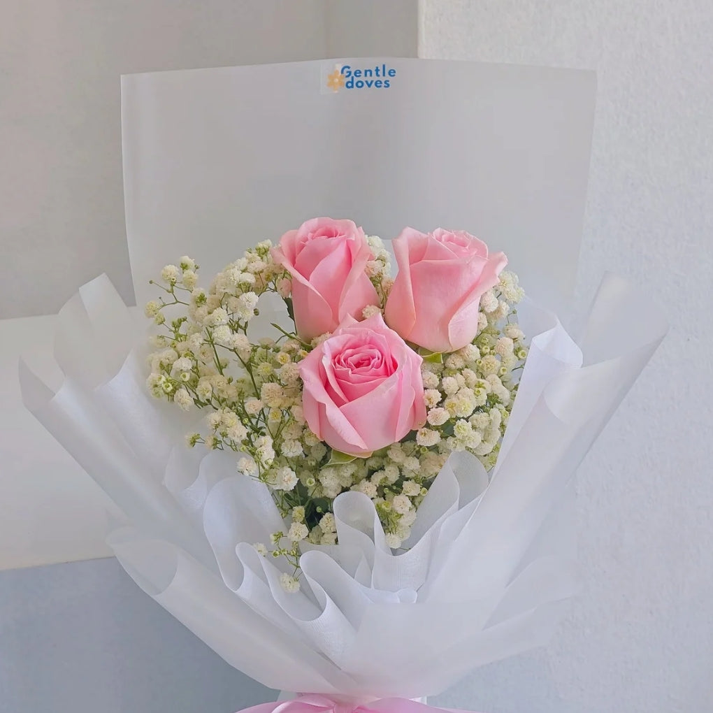 ช่อดอกกุหลาบ สีชมพูอ่อน 3 ดอก แซมยิปโซฟิลล่า ห่อกระดาษใสขุ่น