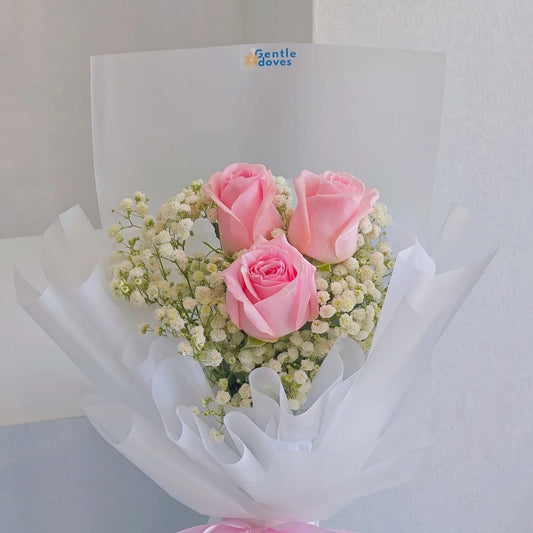 ช่อดอกกุหลาบ สีชมพูอ่อน 3 ดอก แซมยิปโซฟิลล่า ห่อกระดาษใสขุ่น