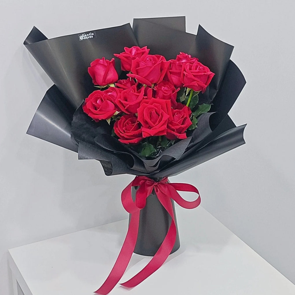 ช่อดอกกุหลาบ สีแดง 20 ดอก ห่อกระดาษสีดำ สไตล์ทันสมัย