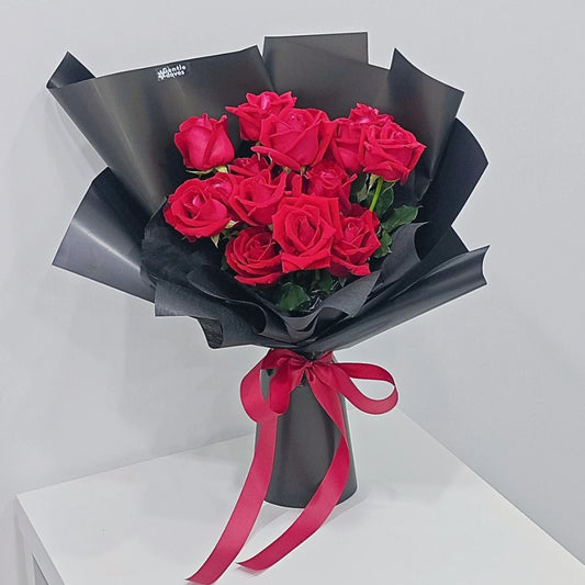 ช่อดอกกุหลาบ สีแดง 20 ดอก ห่อกระดาษสีดำ สไตล์ทันสมัย