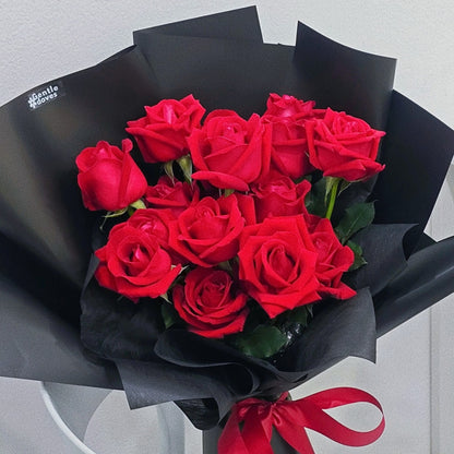 ช่อดอกกุหลาบ สีแดง 20 ดอก ห่อกระดาษสีดำ สไตล์ทันสมัย