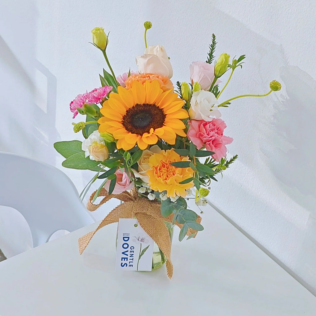 แจกันดอกทานตะวัน และ ดอกไม้โทนสีอุ่น แจกันขนาดกลาง