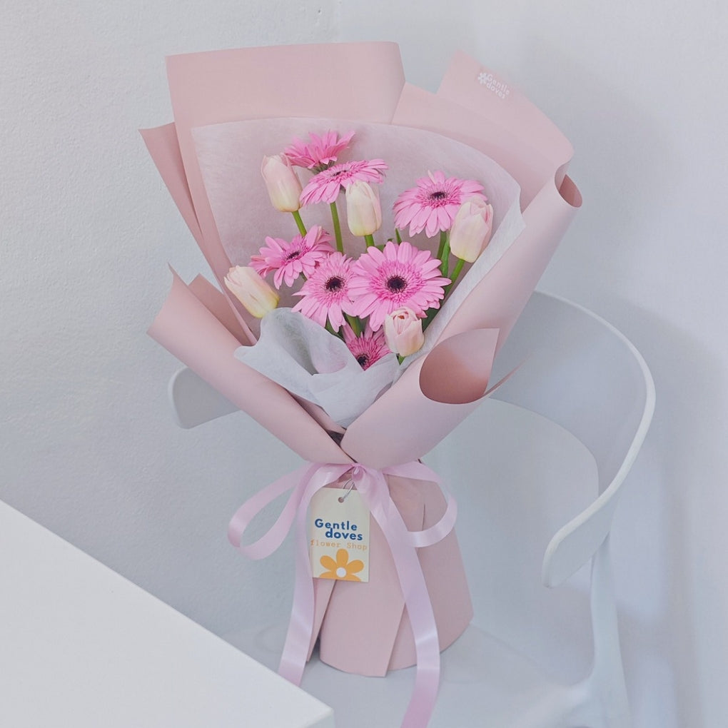 ช่อทิวลิป สีชมพูอ่อน 5 ดอก และ ดอกเยอบีร่า สีชมพู