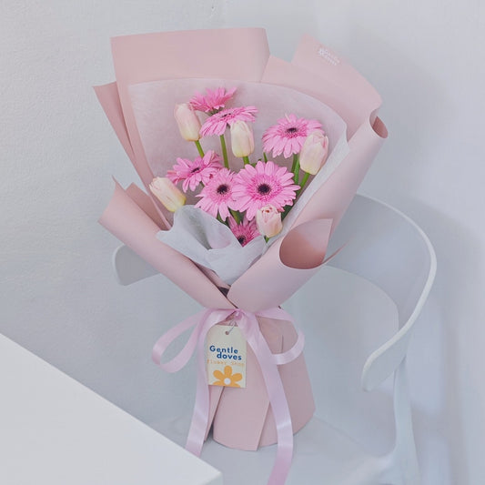 ช่อทิวลิป สีชมพูอ่อน 5 ดอก และ ดอกเยอบีร่า สีชมพู