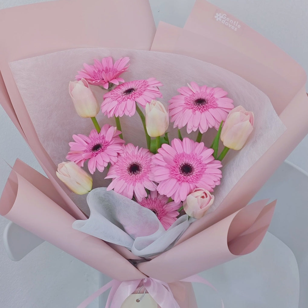 ช่อทิวลิป สีชมพูอ่อน 5 ดอก และ ดอกเยอบีร่า สีชมพู