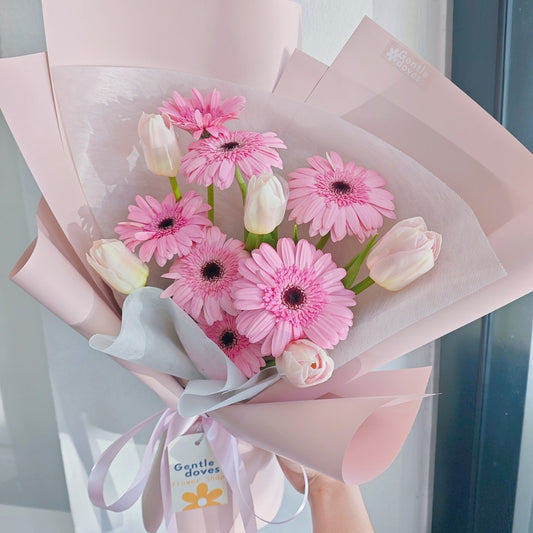 ช่อทิวลิป สีชมพูอ่อน 5 ดอก และ ดอกเยอบีร่า สีชมพู