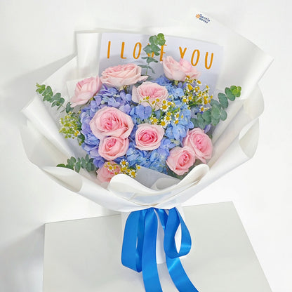 ช่อดอกไฮเดรนเยีย สีฟ้า และ กุหลาบอังกฤษ สีชมพูอ่อน มีข้อความ 'I Love You'
