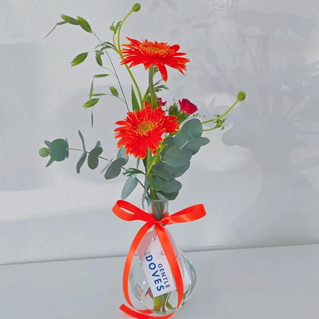 แจกันดอกเยอบีร่า 2 ดอก แซมใบไม้ แจกันขนาดมินิ