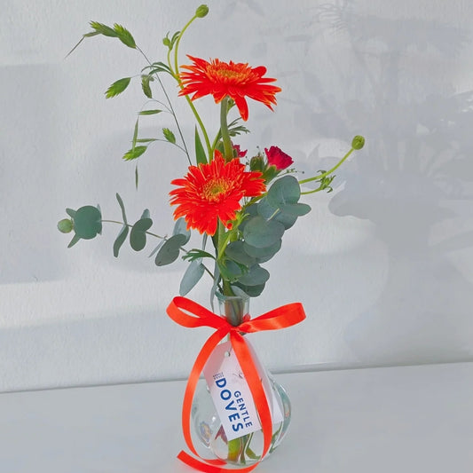 แจกันดอกเยอบีร่า 2 ดอก แซมใบไม้ แจกันขนาดมินิ